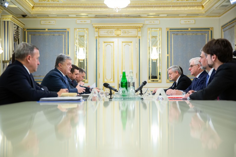 Порошенко обсудил с Чапутовичем восстановление свободы судоходства в Азово-Керченской акватории